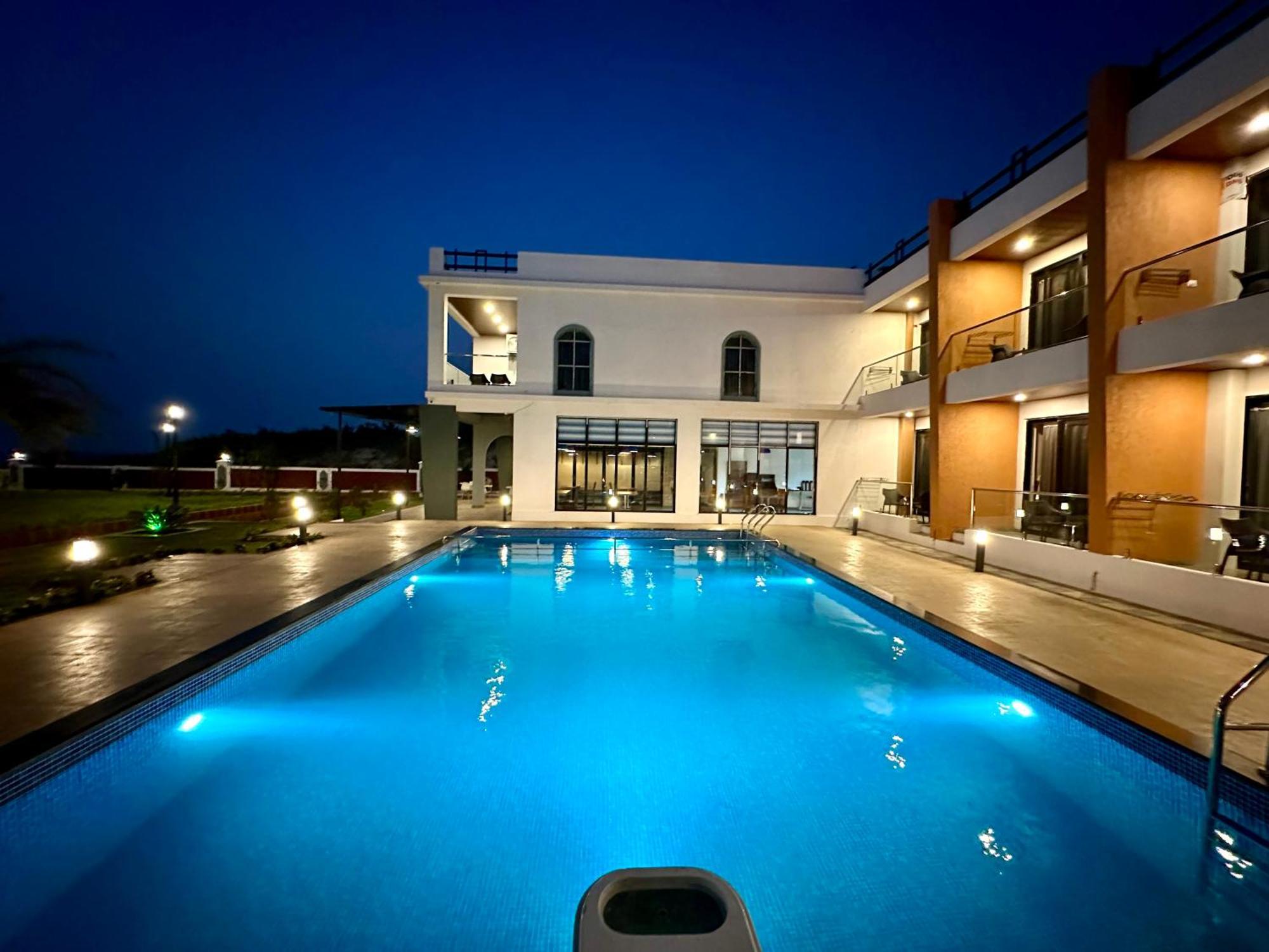 Aqualina Hotel Bhogwe Exterior photo