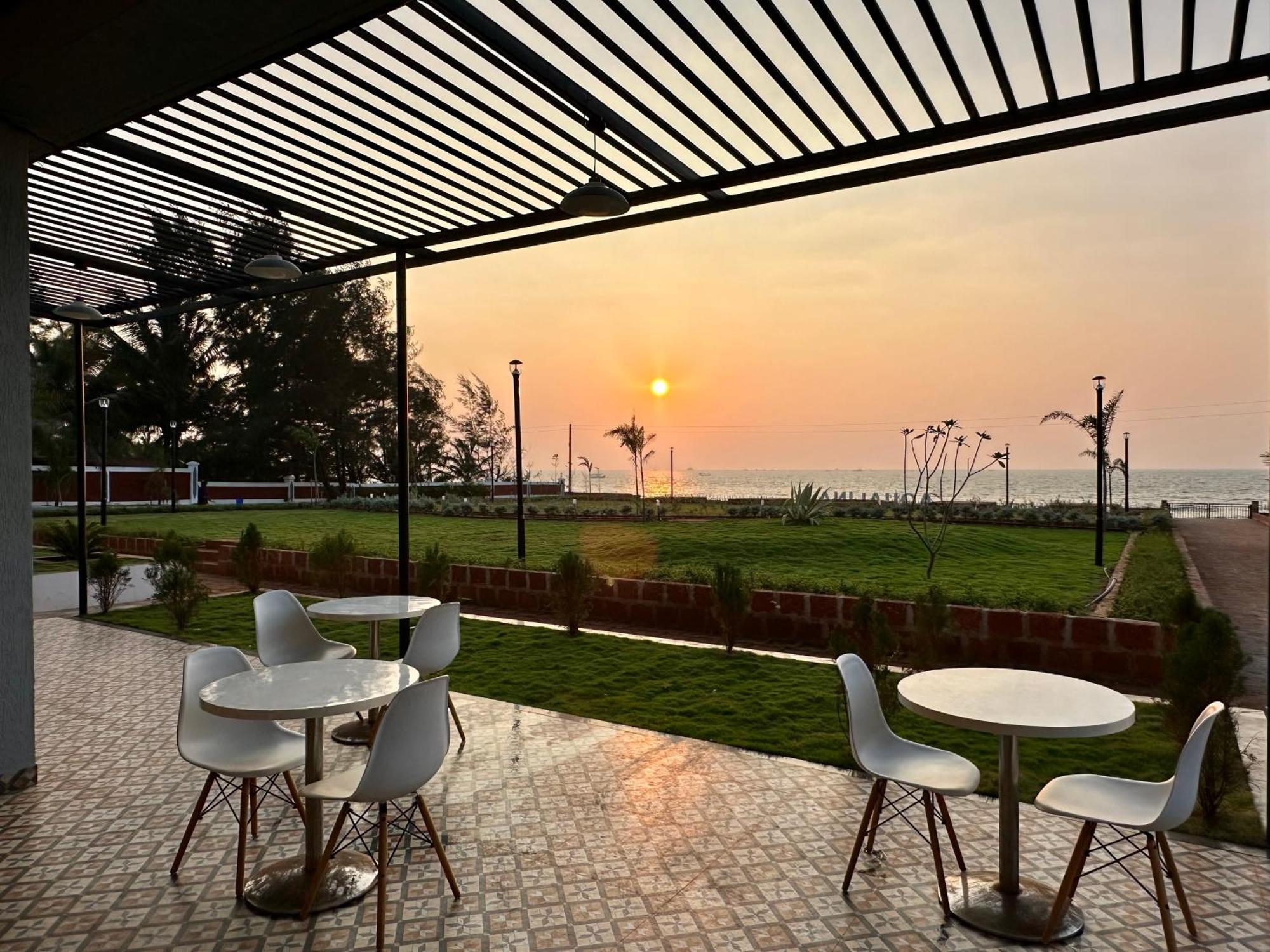 Aqualina Hotel Bhogwe Exterior photo